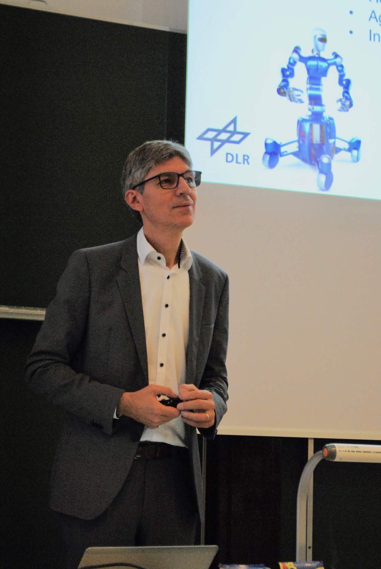 Professor Albu-Schäffer gives a lecture